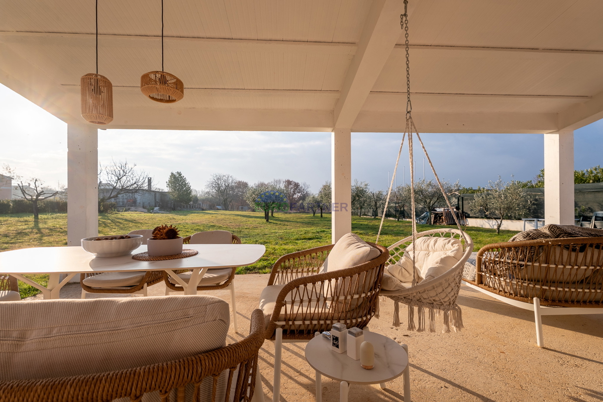 Hiša s 3200 m2 dvorišča! Poreč, 5 km od morja