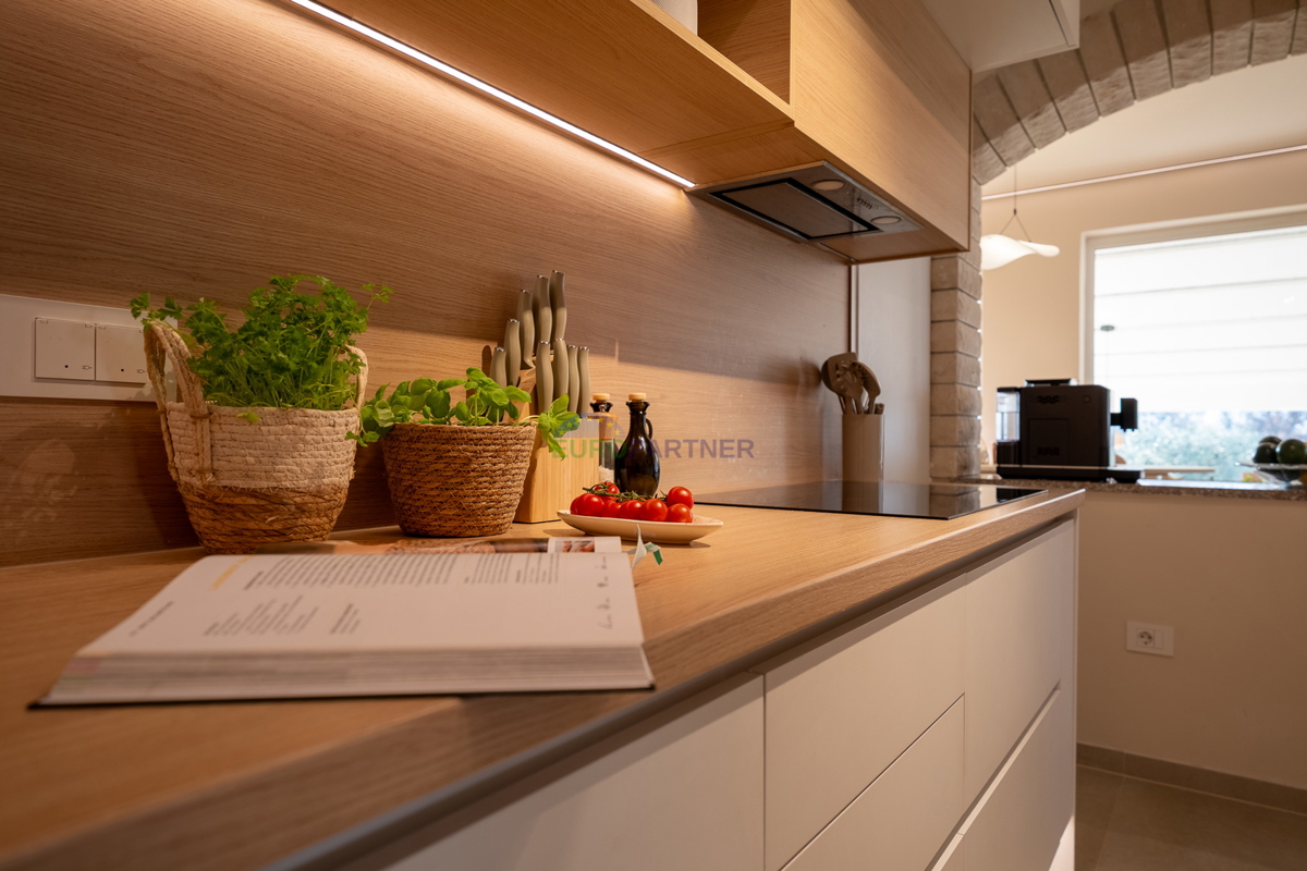 Hiša s 3200 m2 dvorišča! Poreč, 5 km od morja