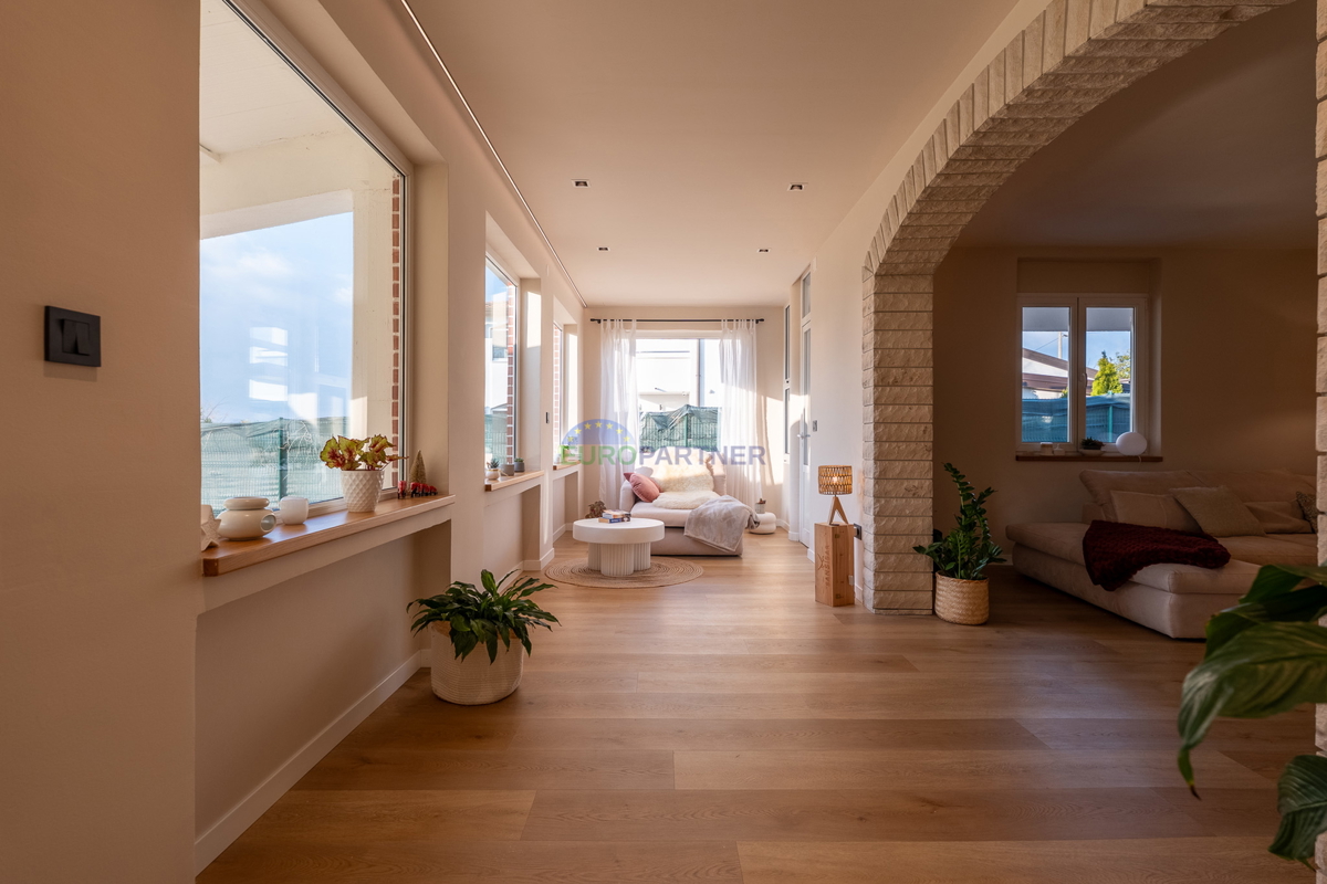 Hiša s 3200 m2 dvorišča! Poreč, 5 km od morja