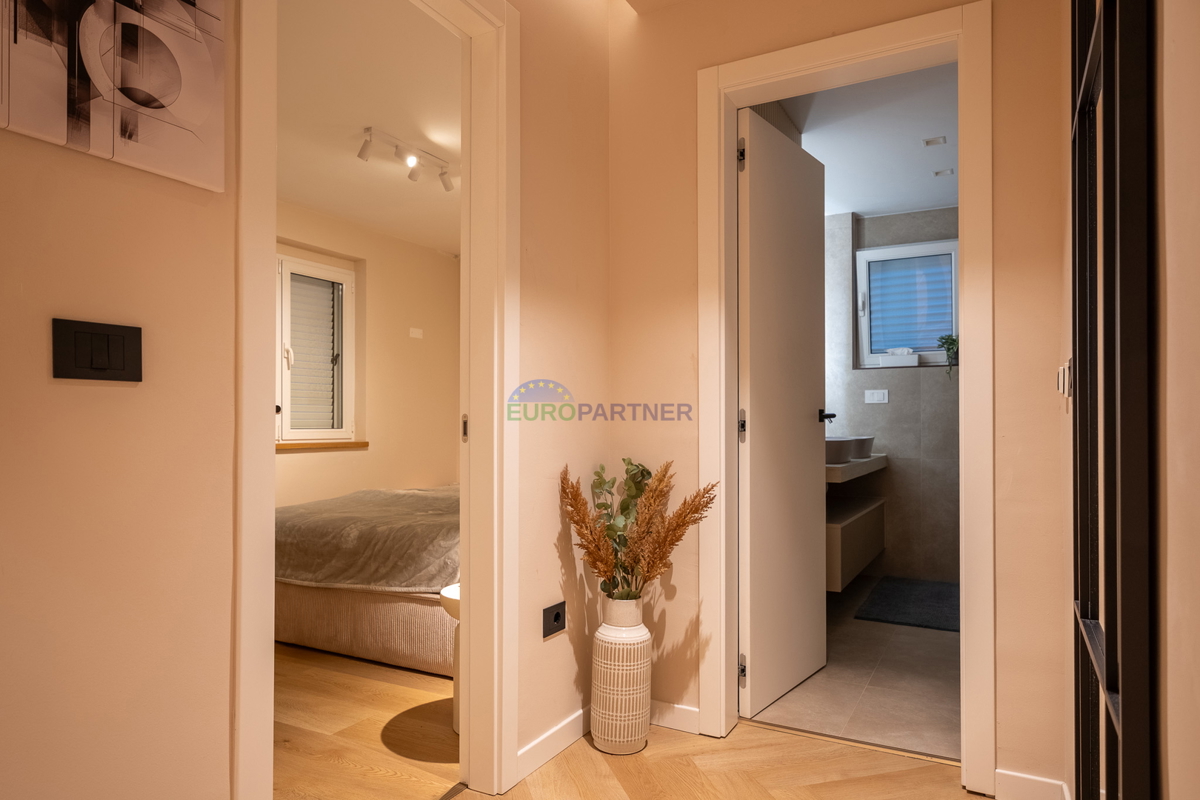 Hiša s 3200 m2 dvorišča! Poreč, 5 km od morja