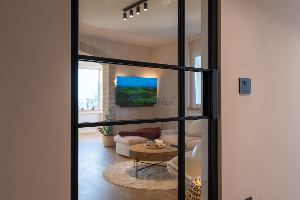 Hiša s 3200 m2 dvorišča! Poreč, 5 km od morja