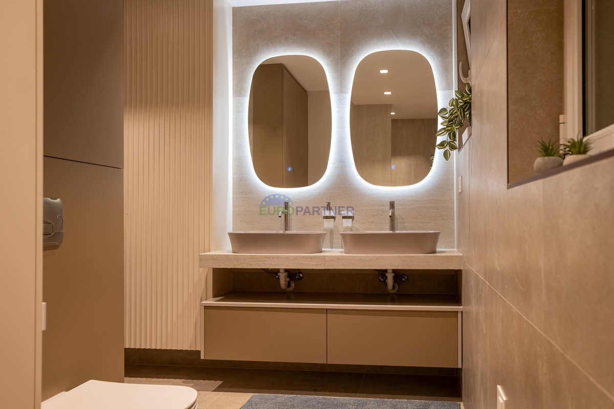 Hiša s 3200 m2 dvorišča! Poreč, 5 km od morja