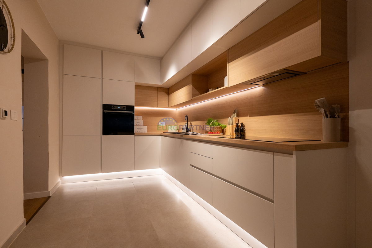 Hiša s 3200 m2 dvorišča! Poreč, 5 km od morja