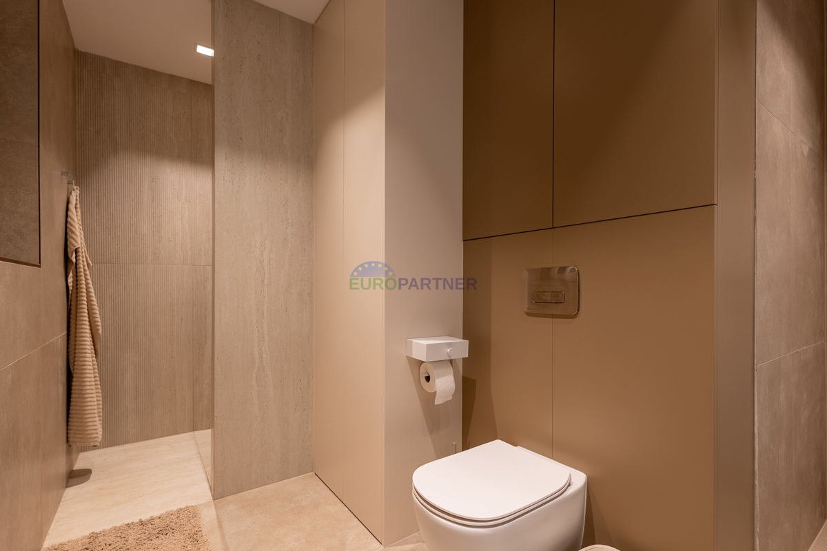 Hiša s 3200 m2 dvorišča! Poreč, 5 km od morja