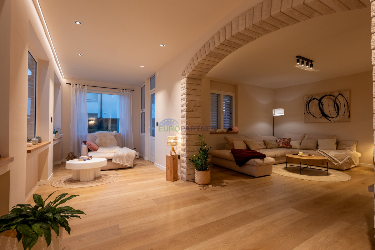 Hiša s 3200 m2 dvorišča! Poreč, 5 km od morja