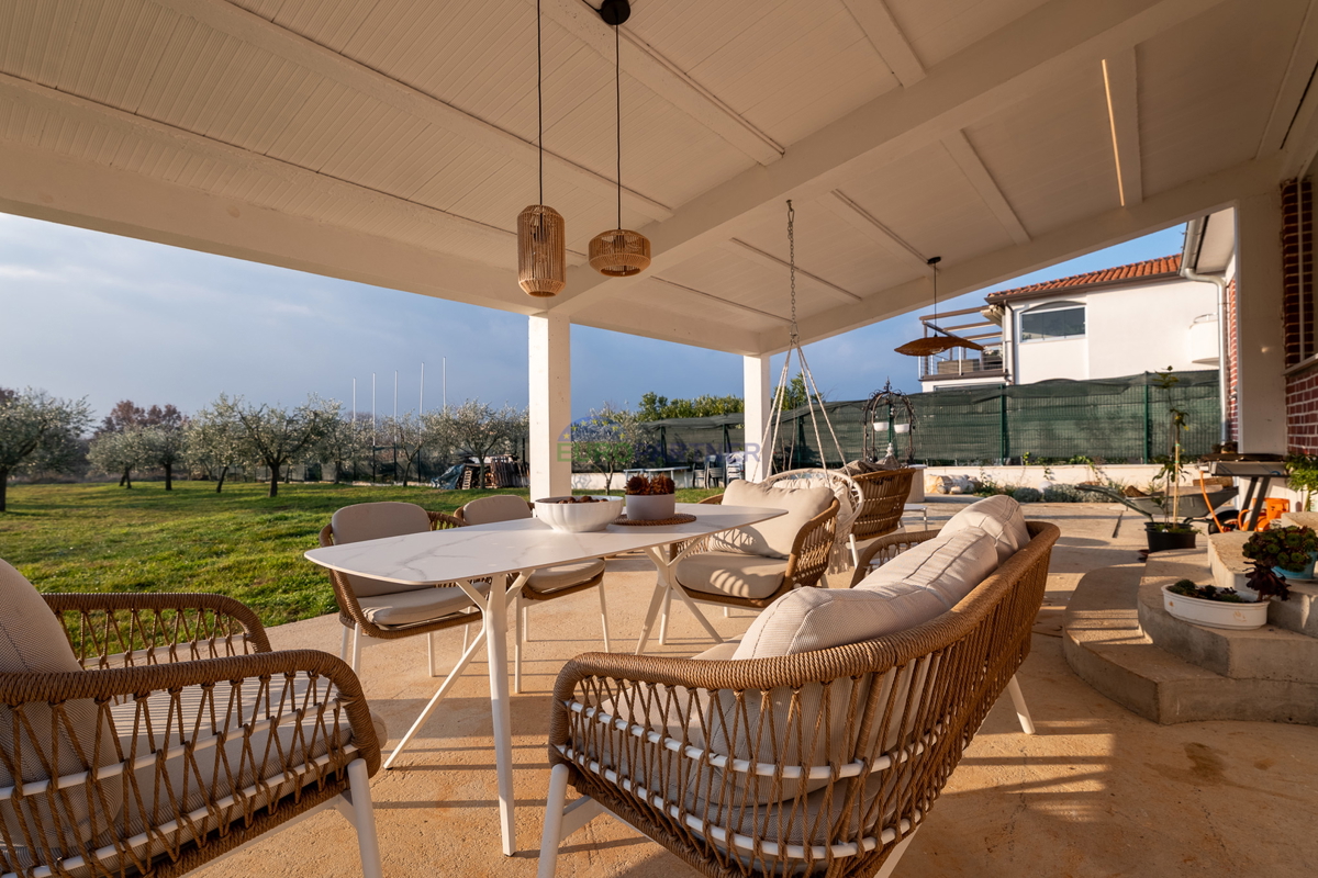 Hiša s 3200 m2 dvorišča! Poreč, 5 km od morja