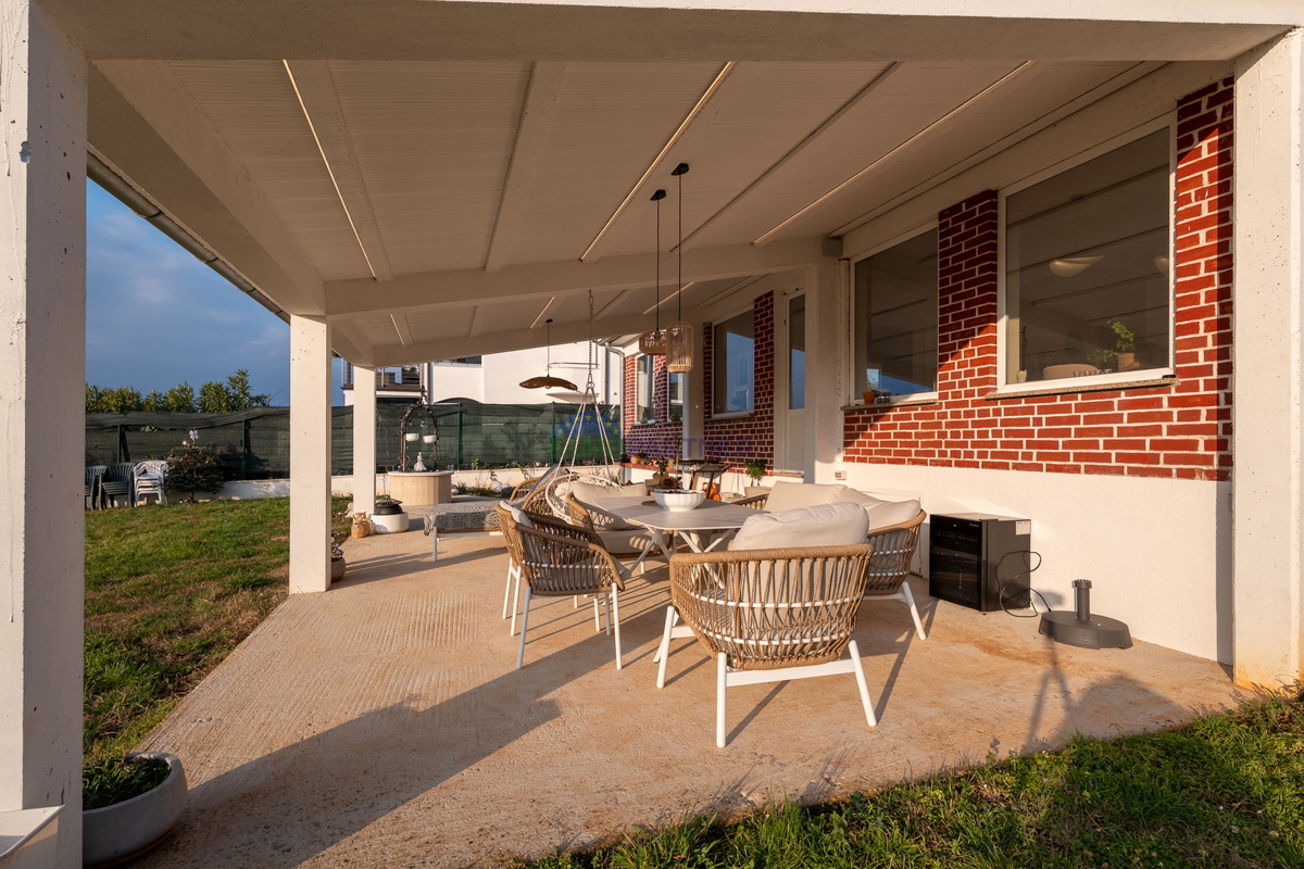 Hiša s 3200 m2 dvorišča! Poreč, 5 km od morja