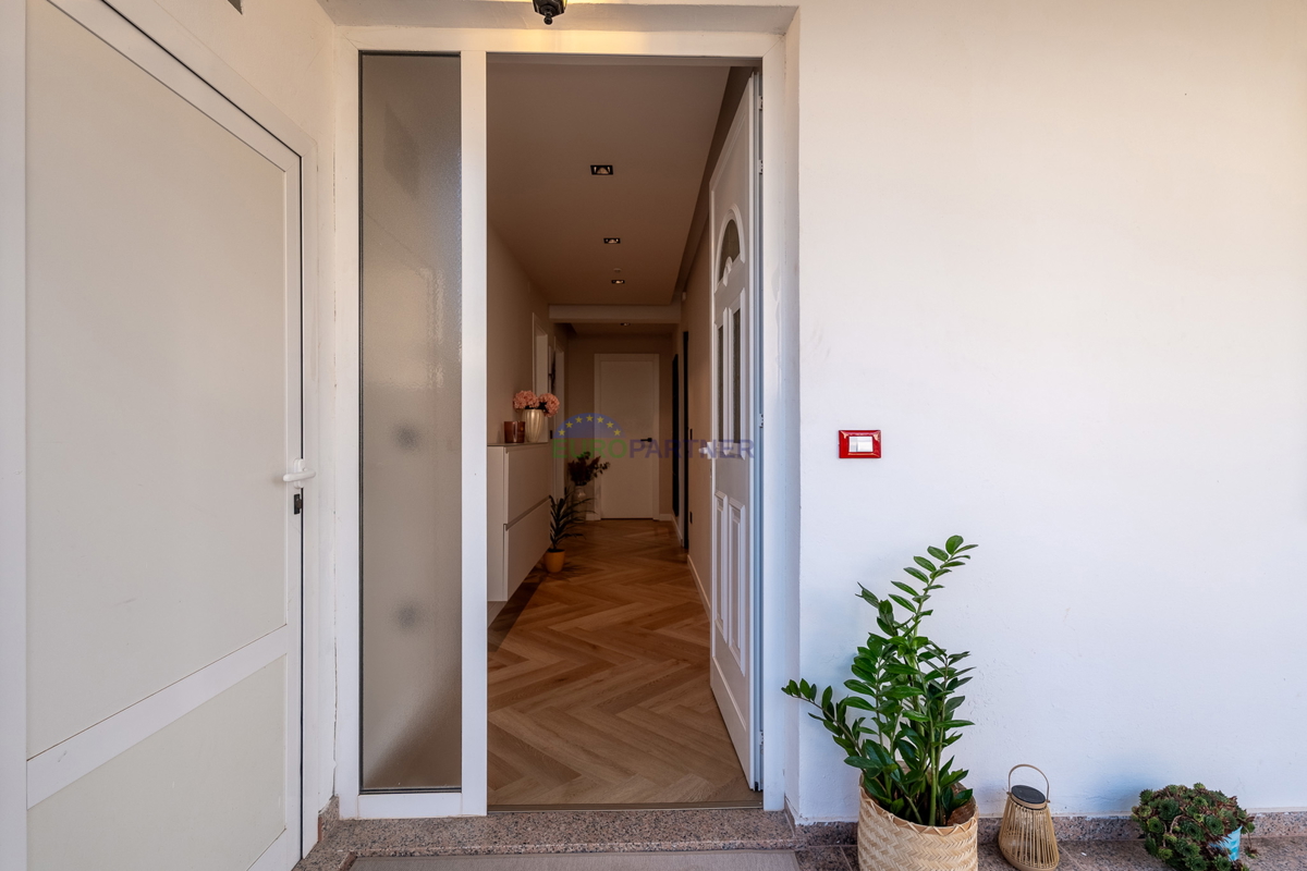 Hiša s 3200 m2 dvorišča! Poreč, 5 km od morja