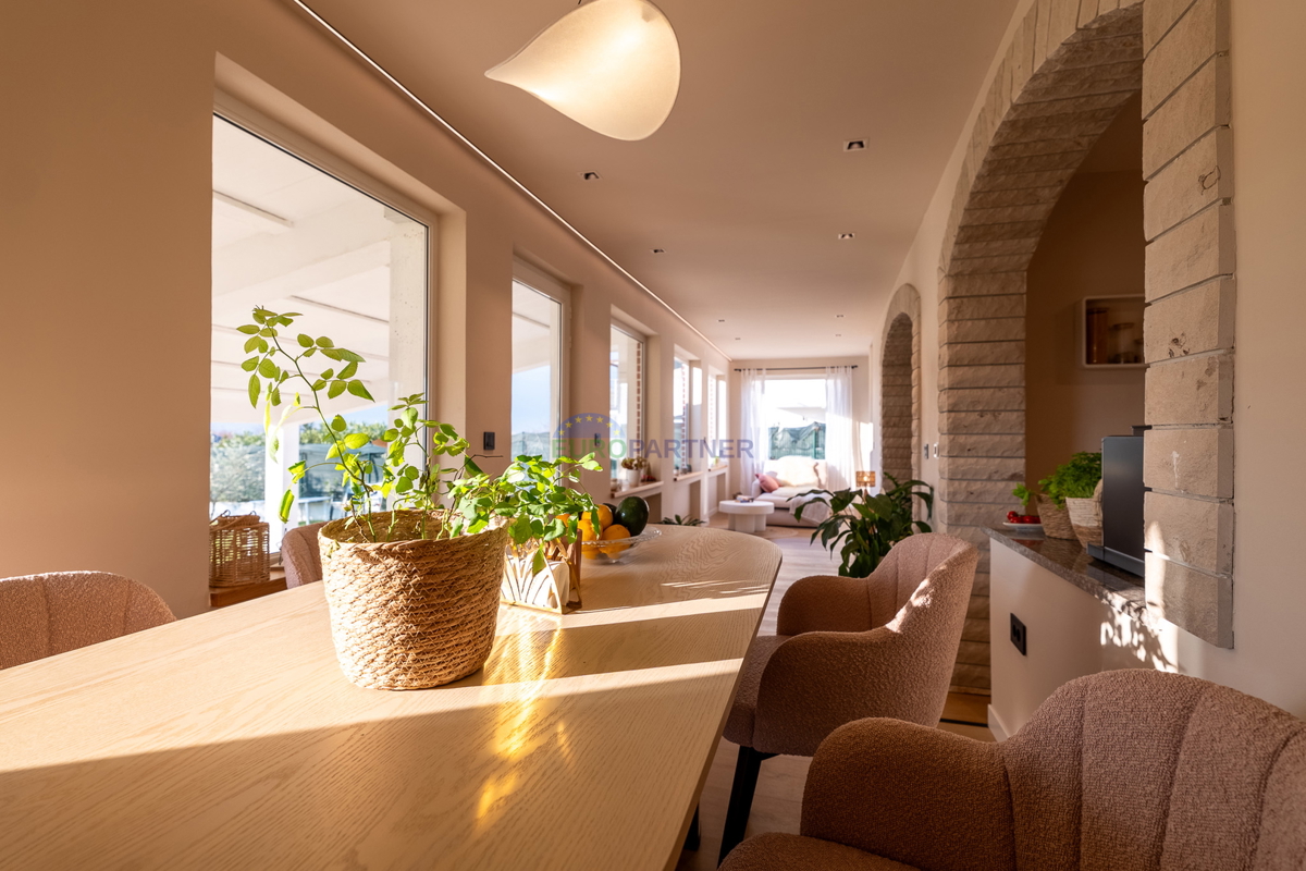 Hiša s 3200 m2 dvorišča! Poreč, 5 km od morja