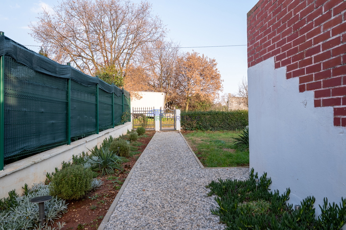 Hiša s 3200 m2 dvorišča! Poreč, 5 km od morja