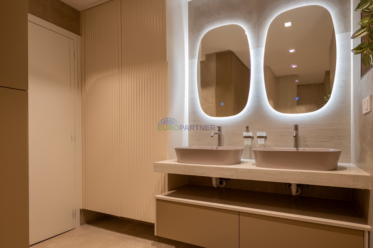 Hiša s 3200 m2 dvorišča! Poreč, 5 km od morja