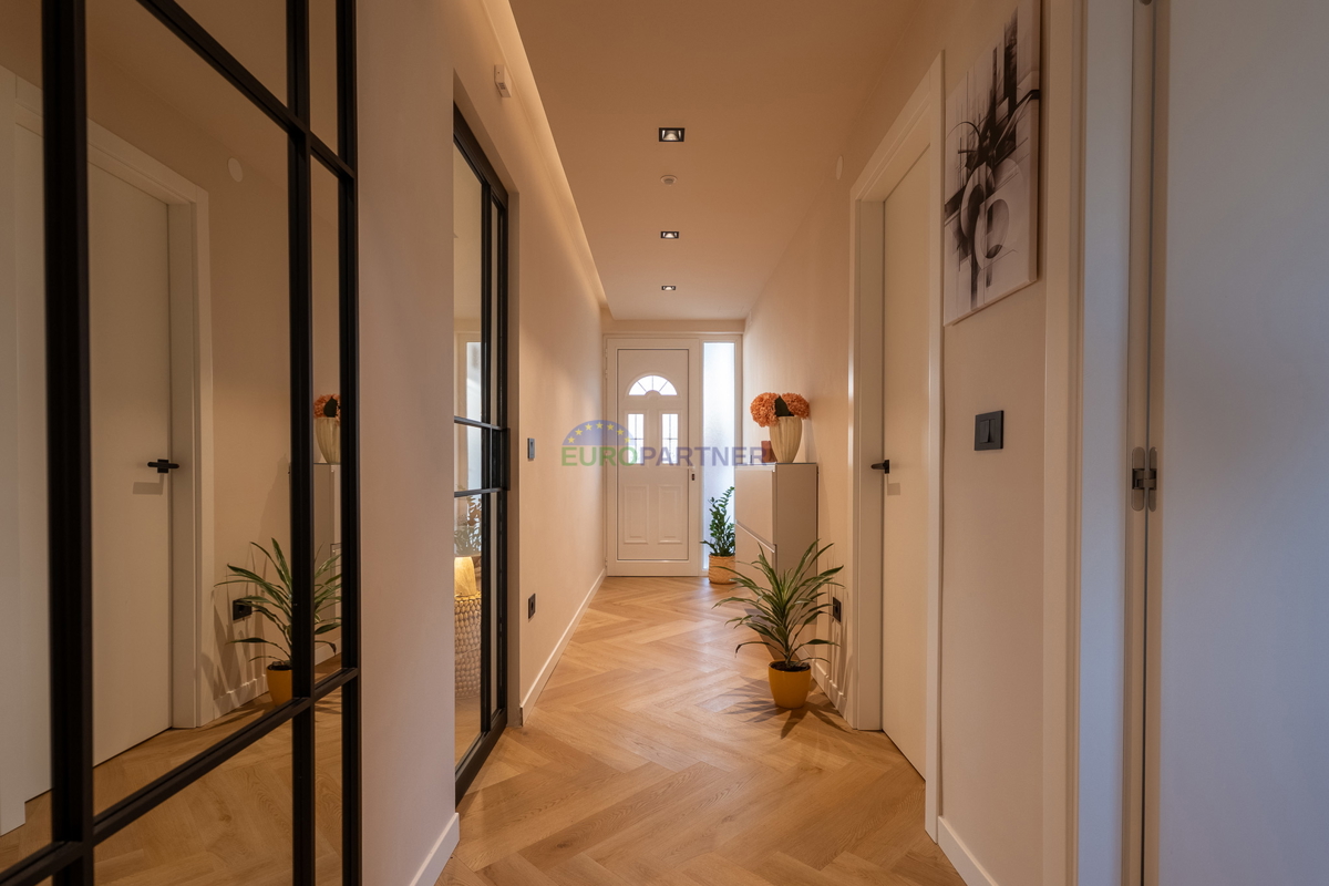 Hiša s 3200 m2 dvorišča! Poreč, 5 km od morja