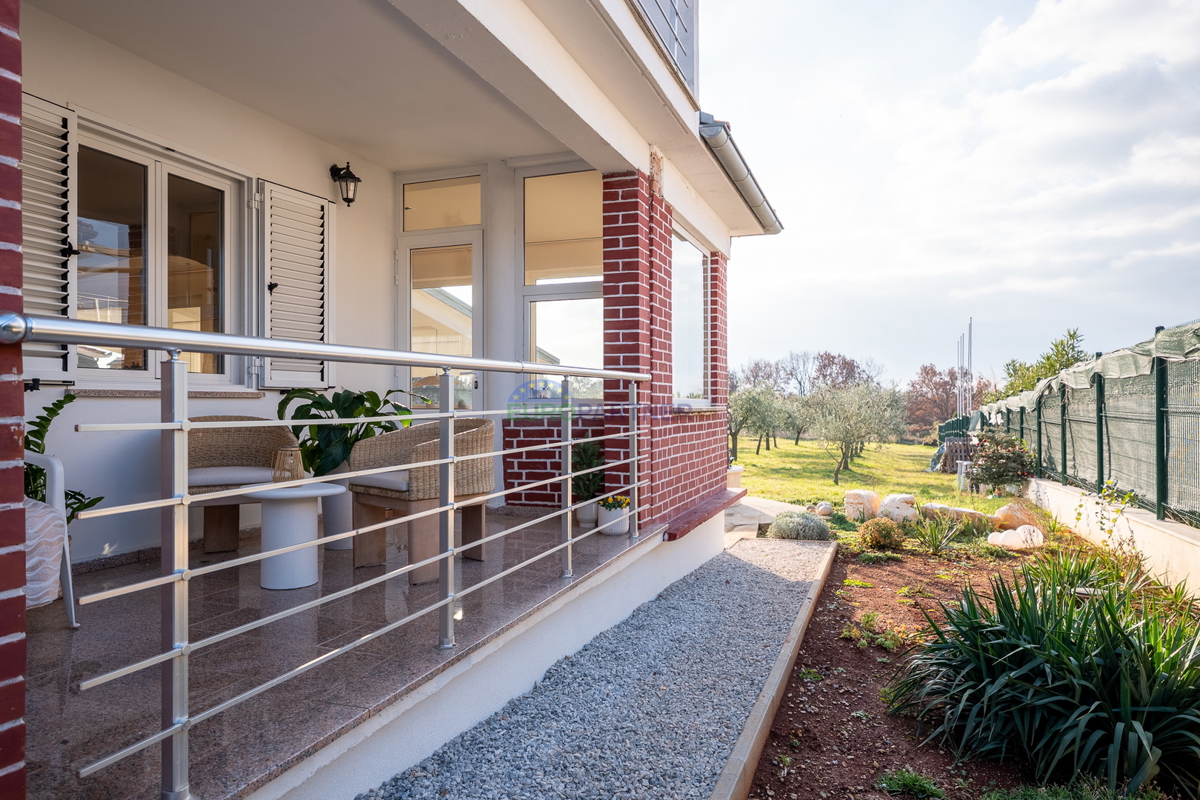 Hiša s 3200 m2 dvorišča! Poreč, 5 km od morja