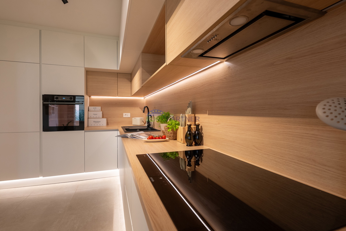 Hiša s 3200 m2 dvorišča! Poreč, 5 km od morja