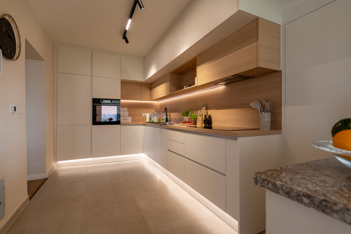 Hiša s 3200 m2 dvorišča! Poreč, 5 km od morja