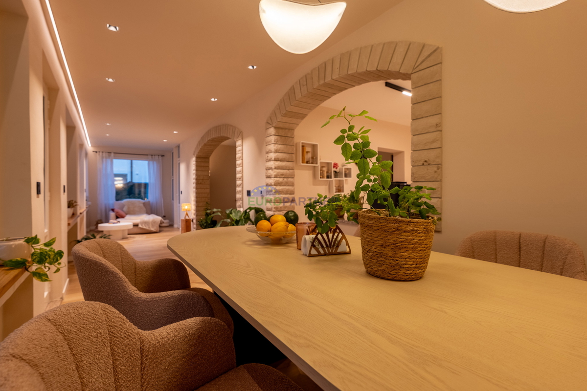 Hiša s 3200 m2 dvorišča! Poreč, 5 km od morja