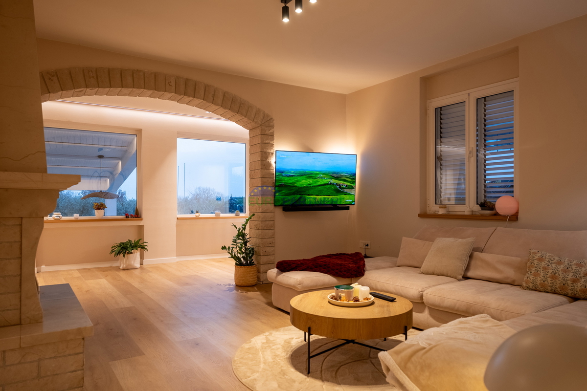 Hiša s 3200 m2 dvorišča! Poreč, 5 km od morja