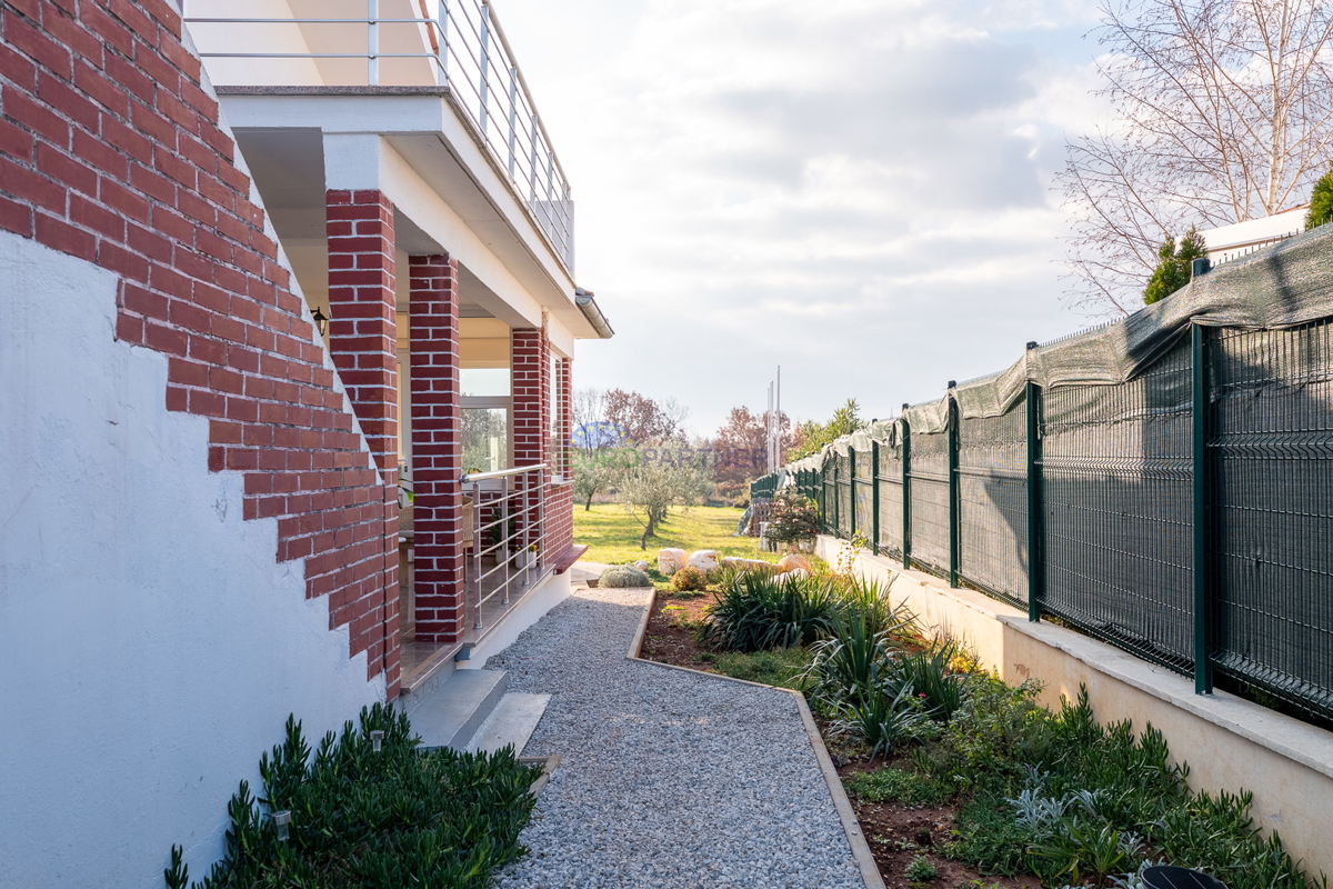 Hiša s 3200 m2 dvorišča! Poreč, 5 km od morja