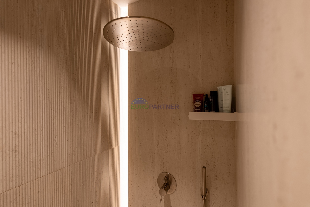 Hiša s 3200 m2 dvorišča! Poreč, 5 km od morja