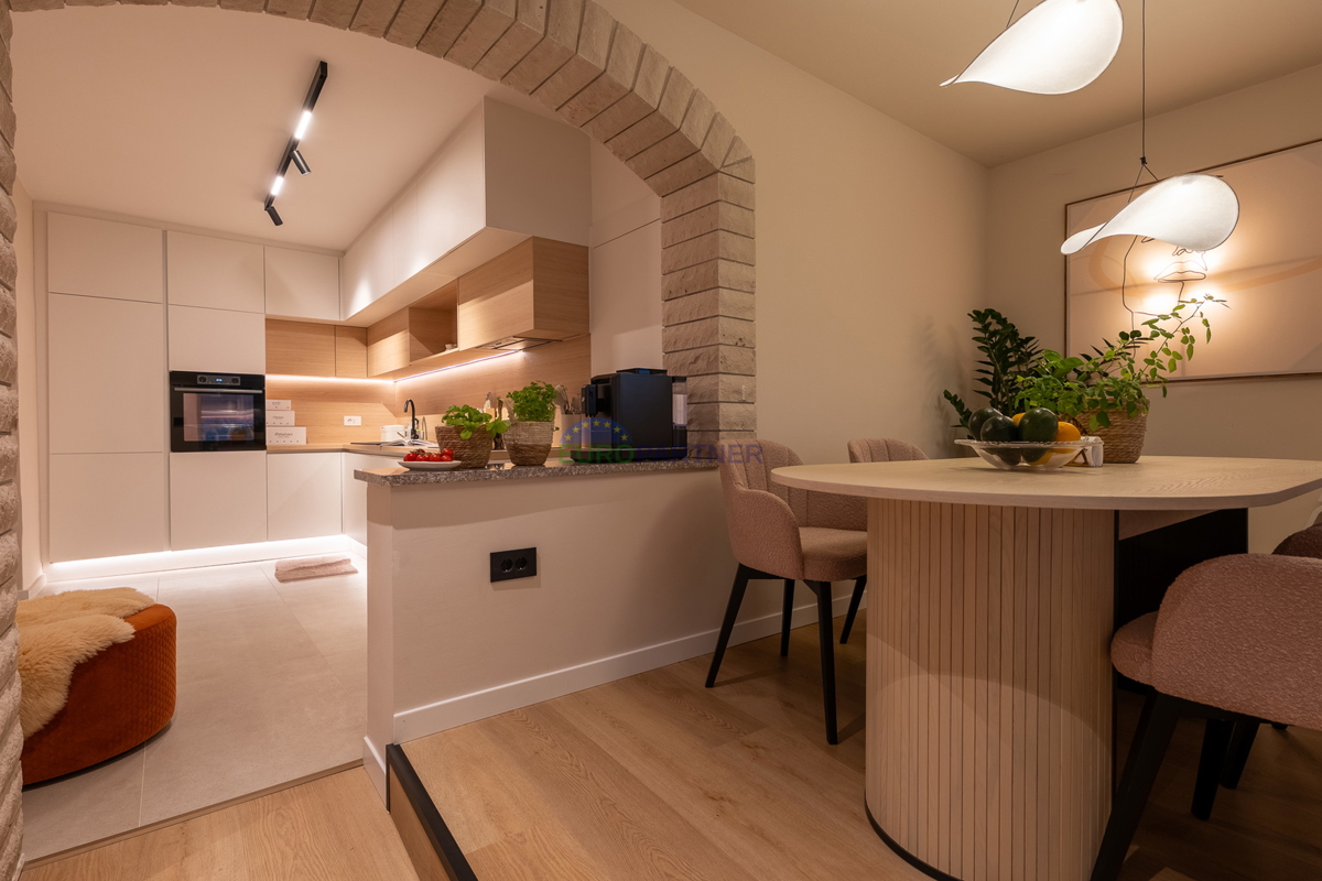 Hiša s 3200 m2 dvorišča! Poreč, 5 km od morja