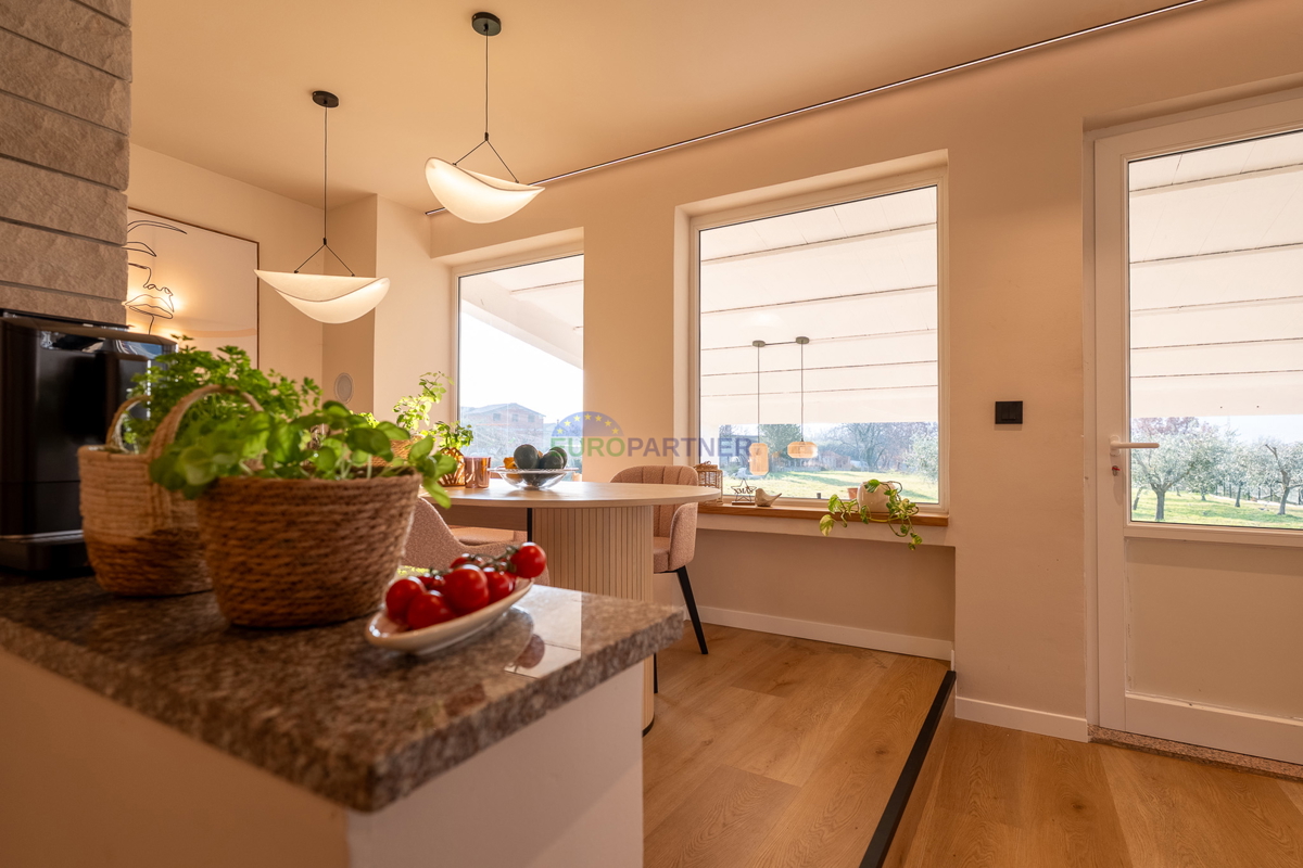 Hiša s 3200 m2 dvorišča! Poreč, 5 km od morja