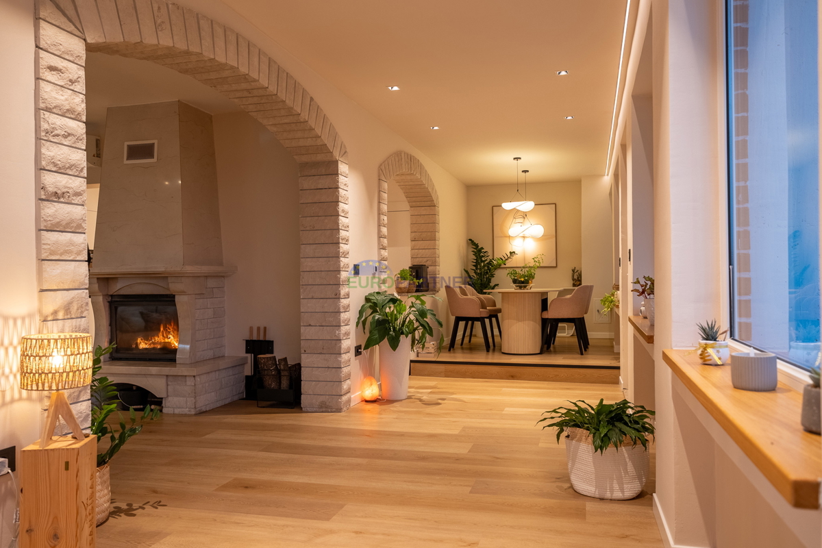 Hiša s 3200 m2 dvorišča! Poreč, 5 km od morja