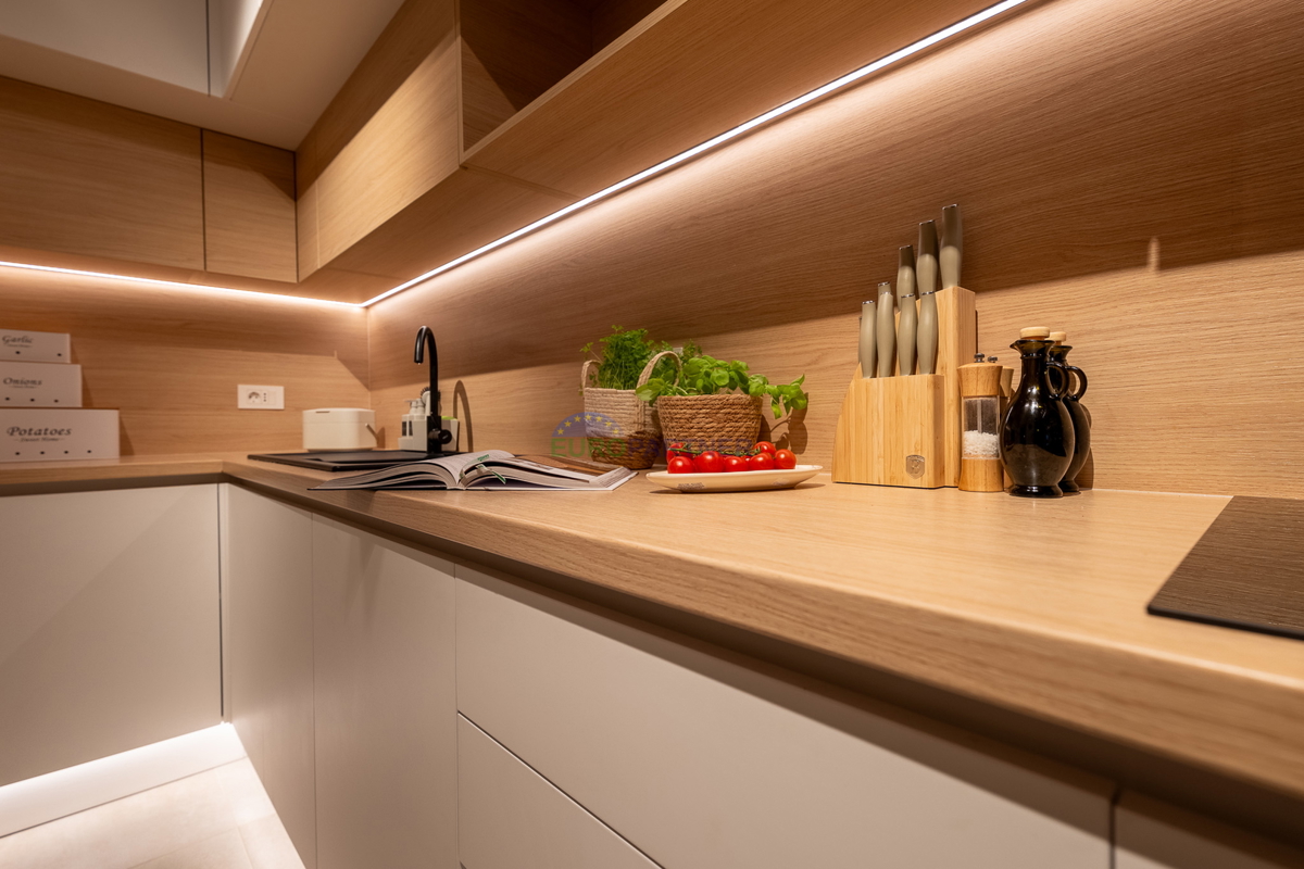 Hiša s 3200 m2 dvorišča! Poreč, 5 km od morja