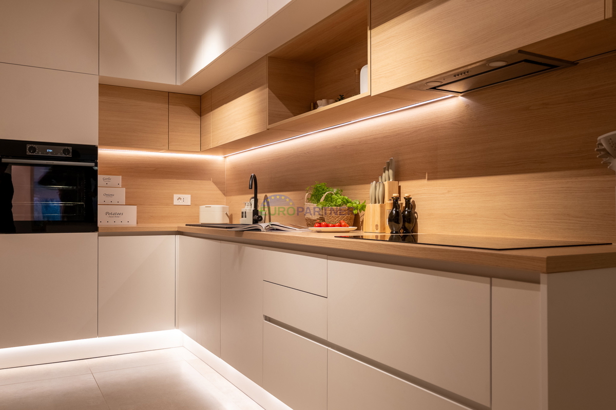 Hiša s 3200 m2 dvorišča! Poreč, 5 km od morja