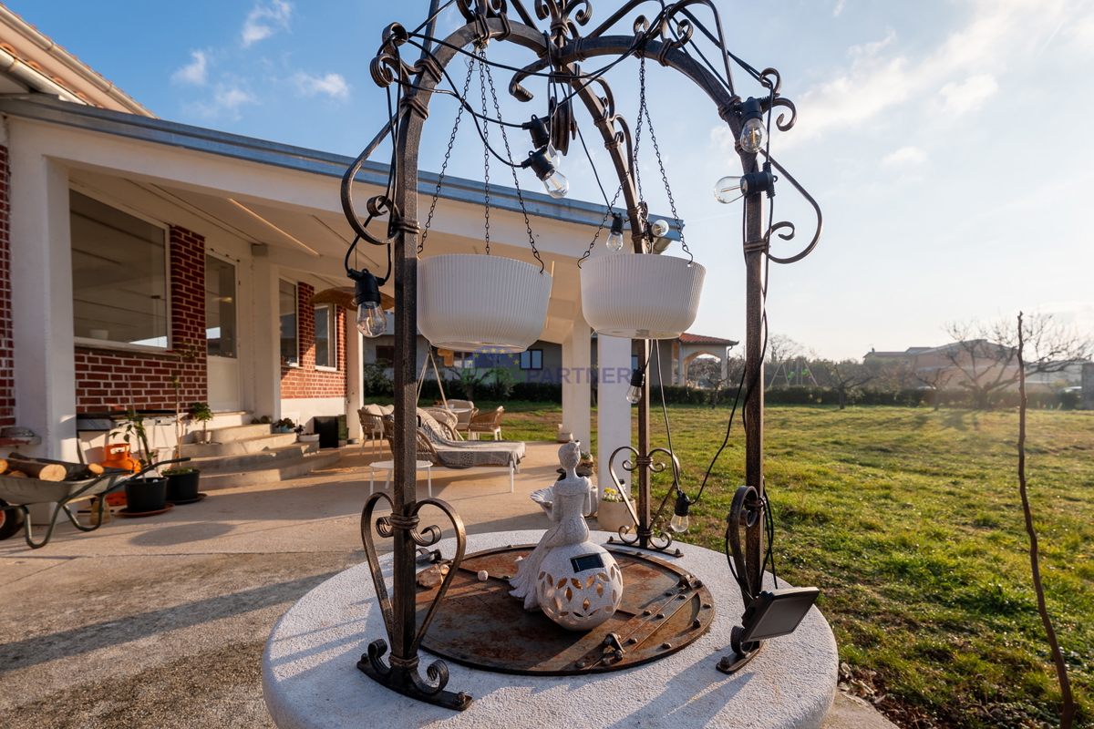 Hiša s 3200 m2 dvorišča! Poreč, 5 km od morja