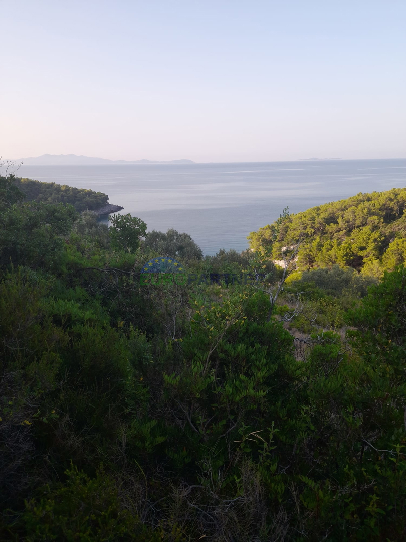 Kmetijsko zemljišče z možnostjo gradnje in pogledom na morje! Korčula