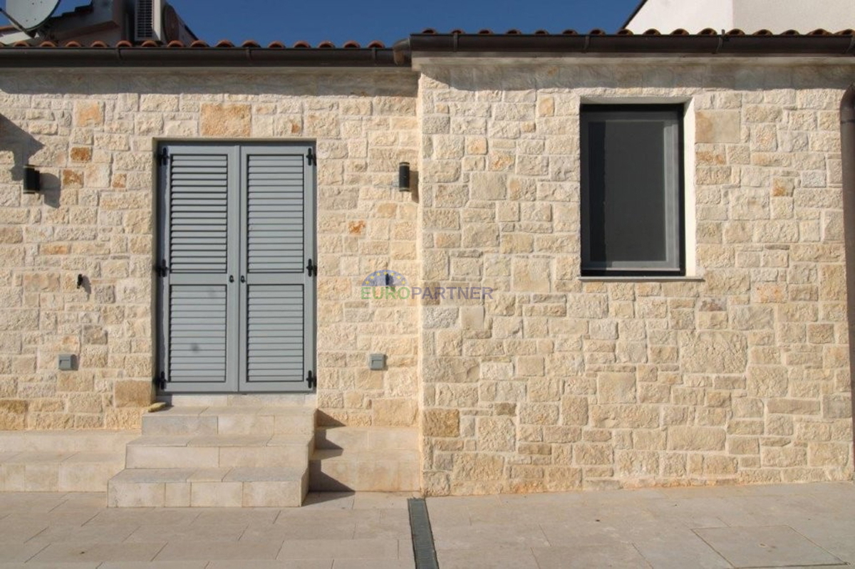 Mediteranska pritlična hiša s bazenom, 7 km od Poreča