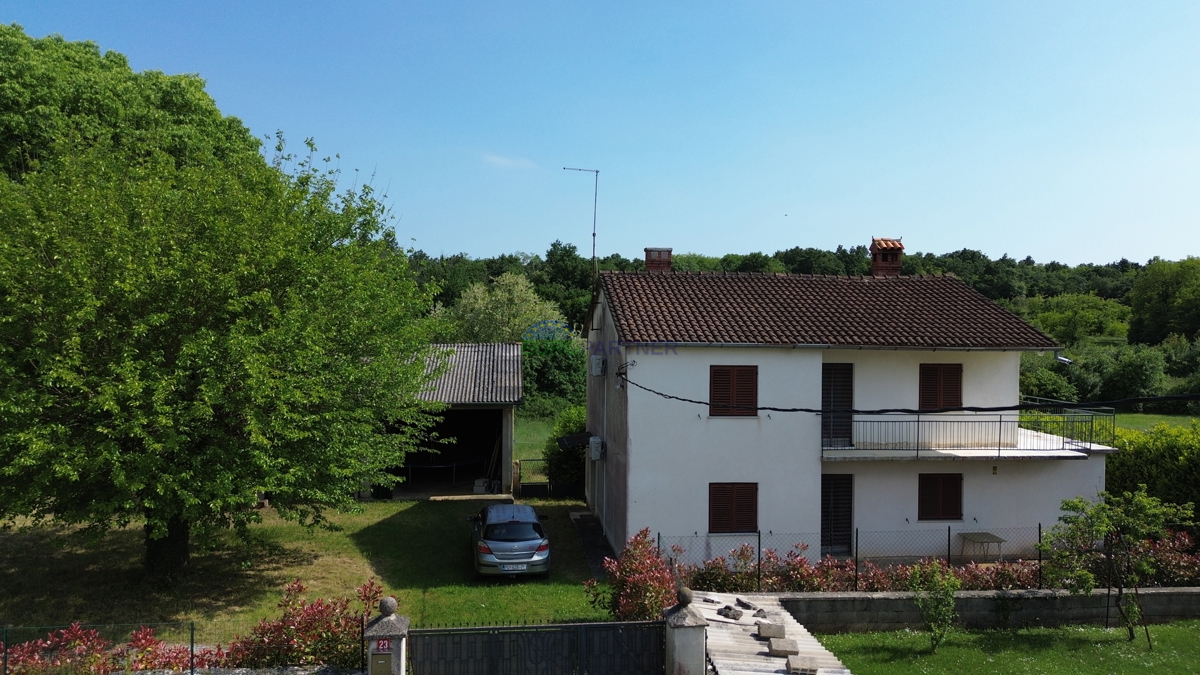 Poreč in okolica, dve hiši z velikim gradbenim zemljiščem za še 3 objekte