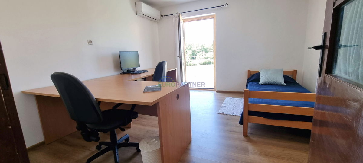 Poreč in okolica, dve hiši z velikim gradbenim zemljiščem za še 3 objekte