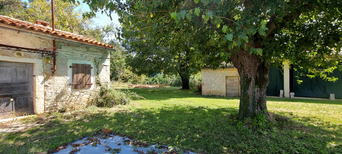 Poreč in okolica, dve hiši z velikim gradbenim zemljiščem za še 3 objekte