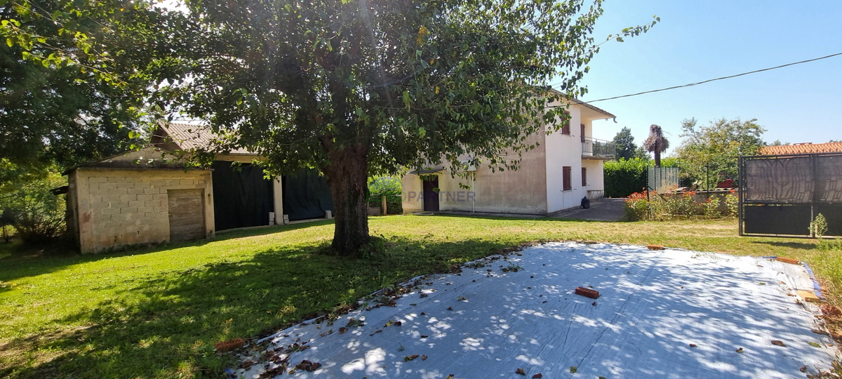 Poreč in okolica, dve hiši z velikim gradbenim zemljiščem za še 3 objekte