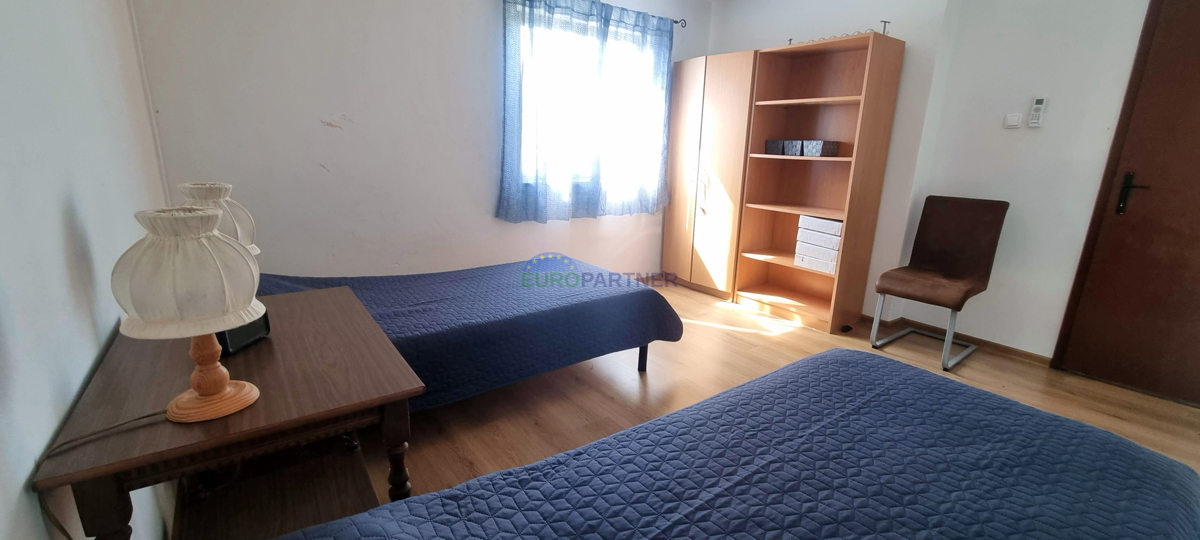 Poreč in okolica, dve hiši z velikim gradbenim zemljiščem za še 3 objekte