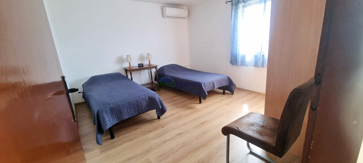 Poreč in okolica, dve hiši z velikim gradbenim zemljiščem za še 3 objekte