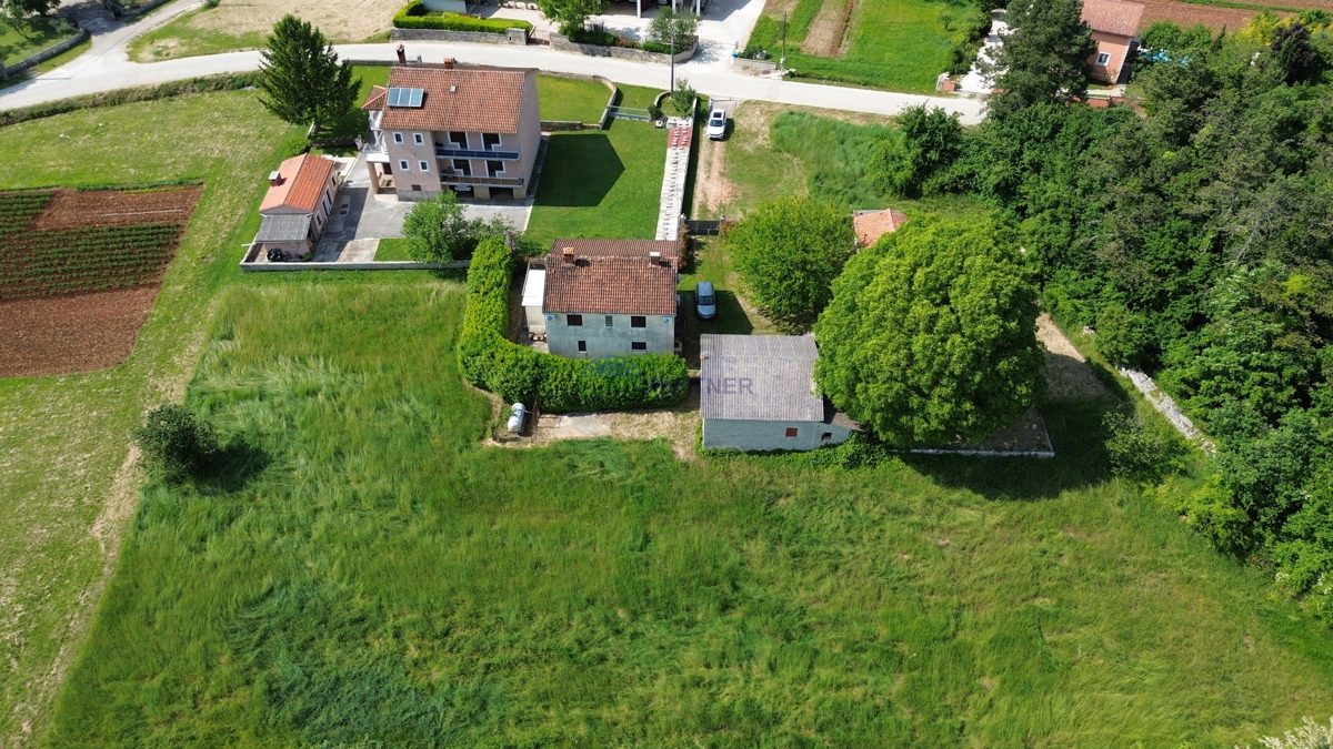 Poreč in okolica, dve hiši z velikim gradbenim zemljiščem za še 3 objekte