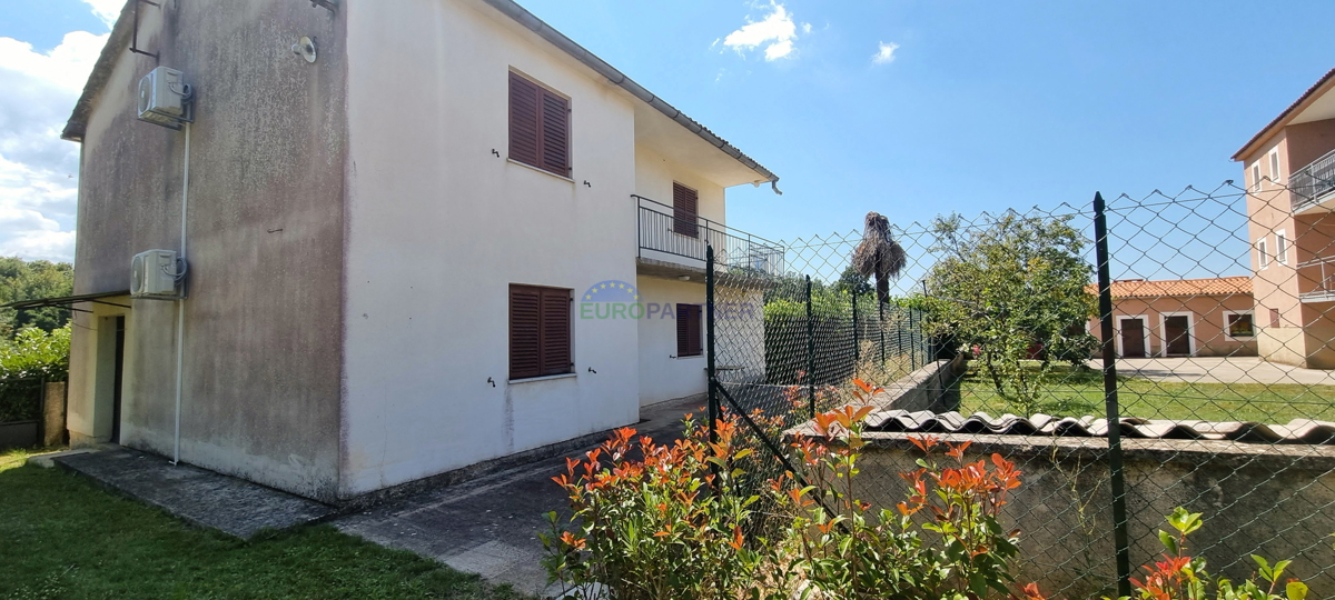 Poreč in okolica, dve hiši z velikim gradbenim zemljiščem za še 3 objekte