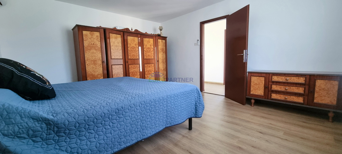 Poreč in okolica, dve hiši z velikim gradbenim zemljiščem za še 3 objekte