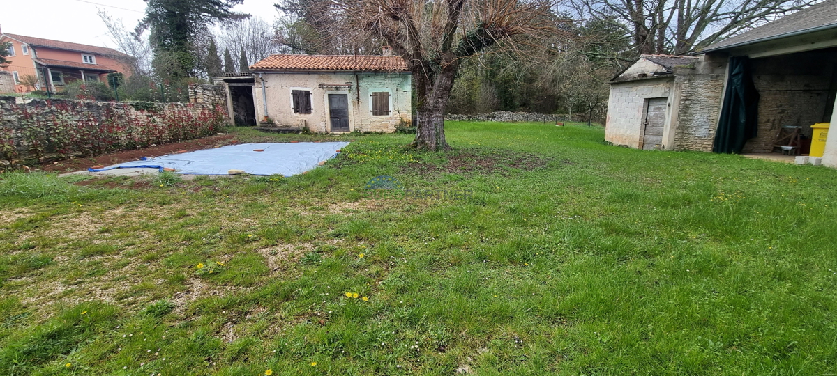 Poreč in okolica, dve hiši z velikim gradbenim zemljiščem za še 3 objekte