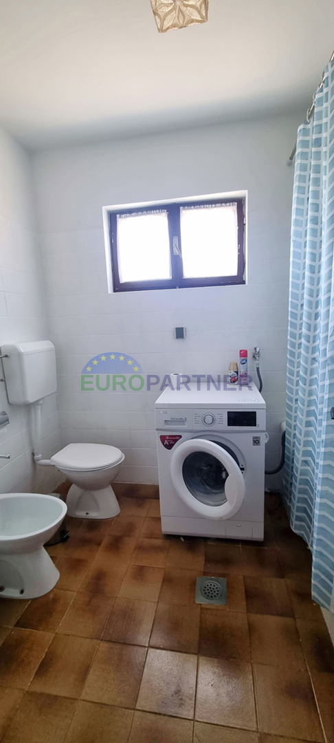 Poreč in okolica, dve hiši z velikim gradbenim zemljiščem za še 3 objekte