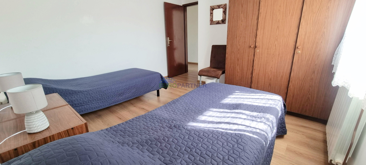 Poreč in okolica, dve hiši z velikim gradbenim zemljiščem za še 3 objekte