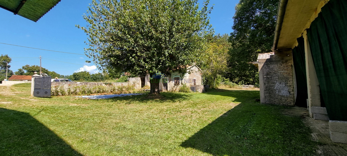 Poreč in okolica, dve hiši z velikim gradbenim zemljiščem za še 3 objekte