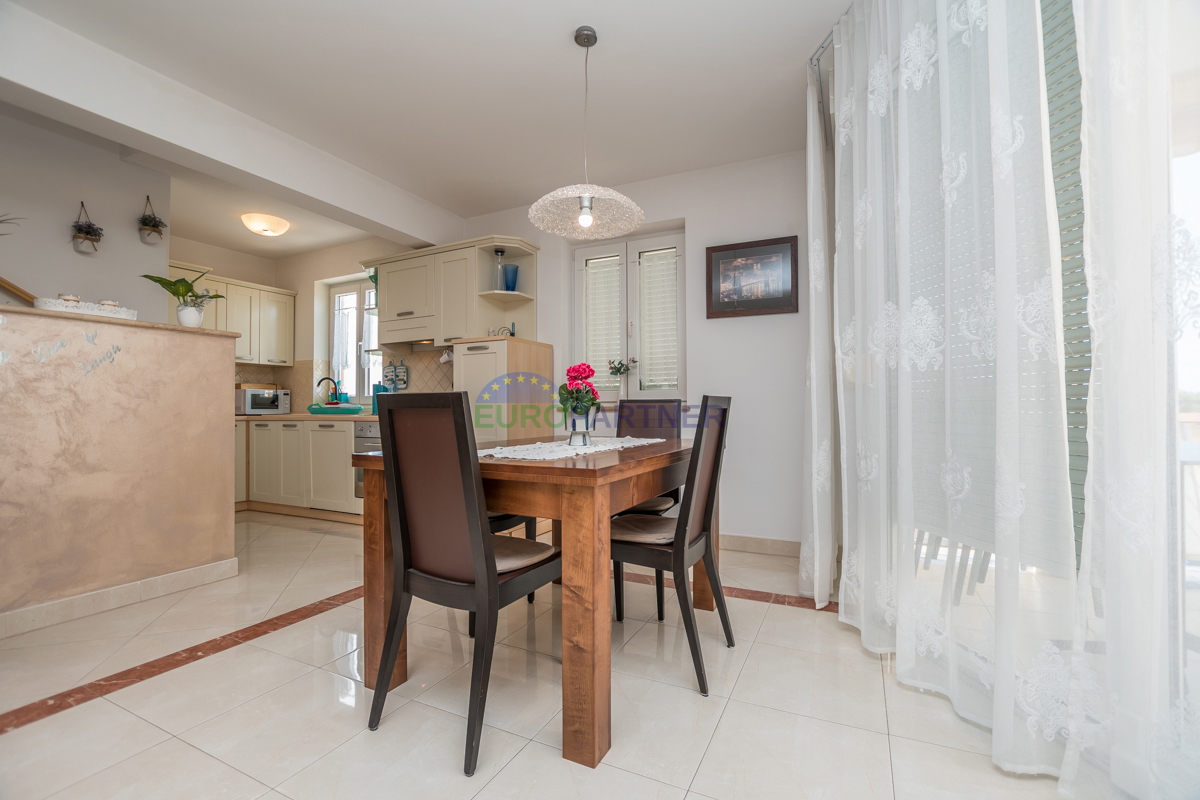 Poreč, stanovanje 90 m2 s pogledom na morje! 700 m do morja