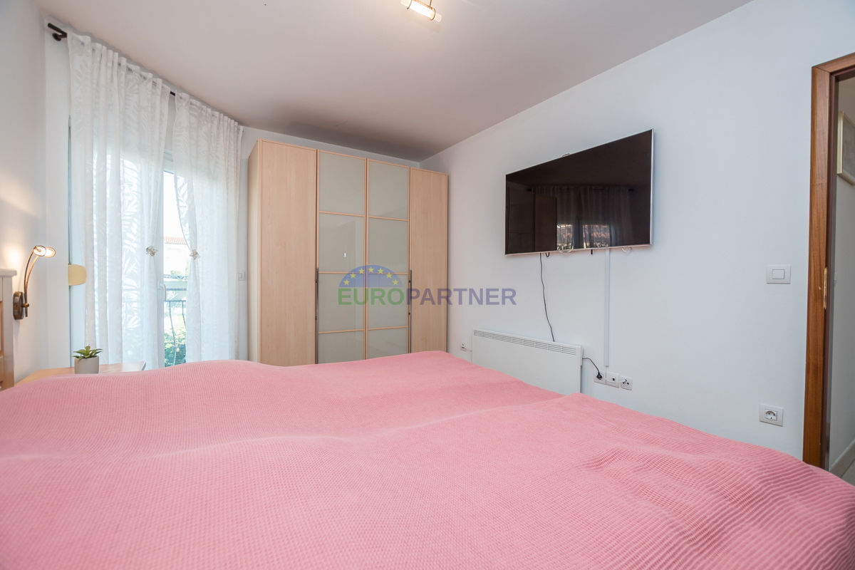 Poreč, stanovanje 90 m2 s pogledom na morje! 700 m do morja