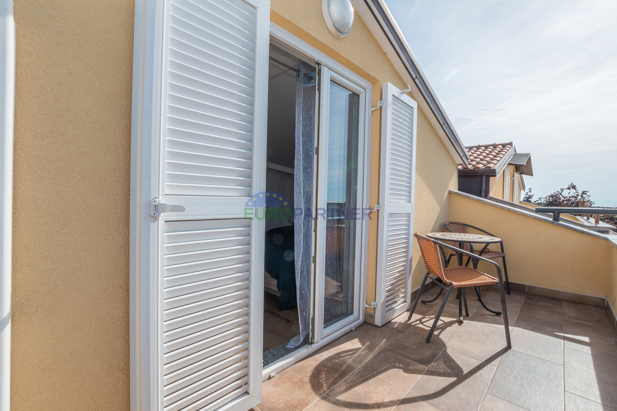 Poreč, stanovanje 90 m2 s pogledom na morje! 700 m do morja