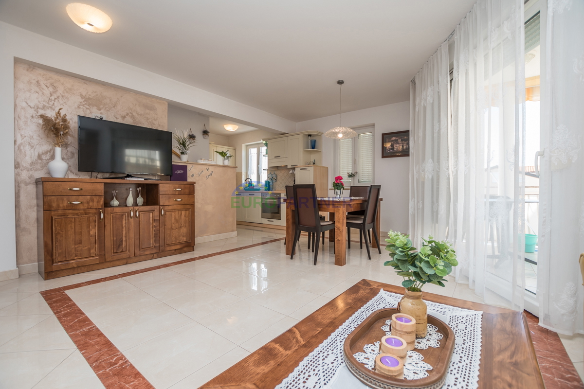 Poreč, stanovanje 90 m2 s pogledom na morje! 700 m do morja