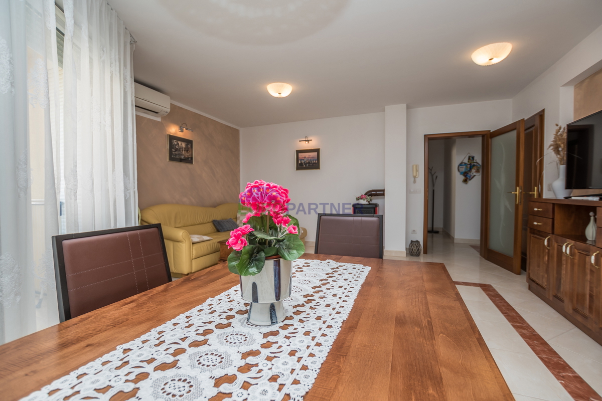 Poreč, stanovanje 90 m2 s pogledom na morje! 700 m do morja