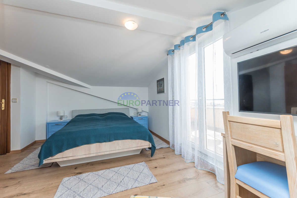 Poreč, stanovanje 90 m2 s pogledom na morje! 700 m do morja